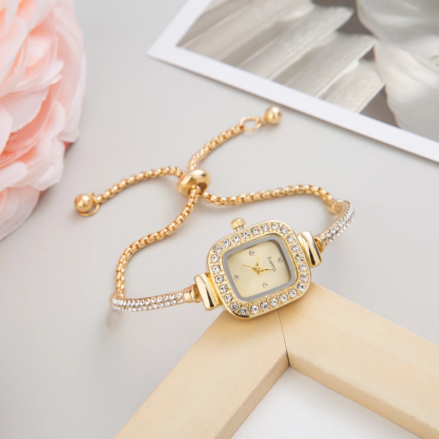 2023 Cute Bracelet Watches for Women Diamond Crystal Watch Fashion Quartz Stainless Steel Womans Wristwatches for Free Shiping